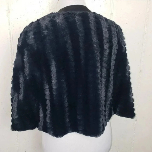 KC Parker‎ 14/16 girls faux fur black cape with bow - Picture 4 of 5